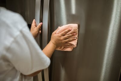 냉장고 수납 전 청소 필수 이유
