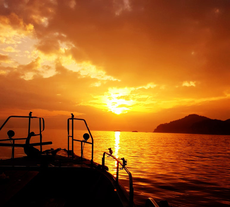 바다에서 바라보는 석양은 한마디로 환상적인 그 자체이다