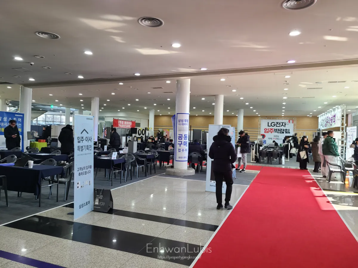 건물내부-많은-상담테이블-가전제품-진열된-상담받고-구경하는-사람들