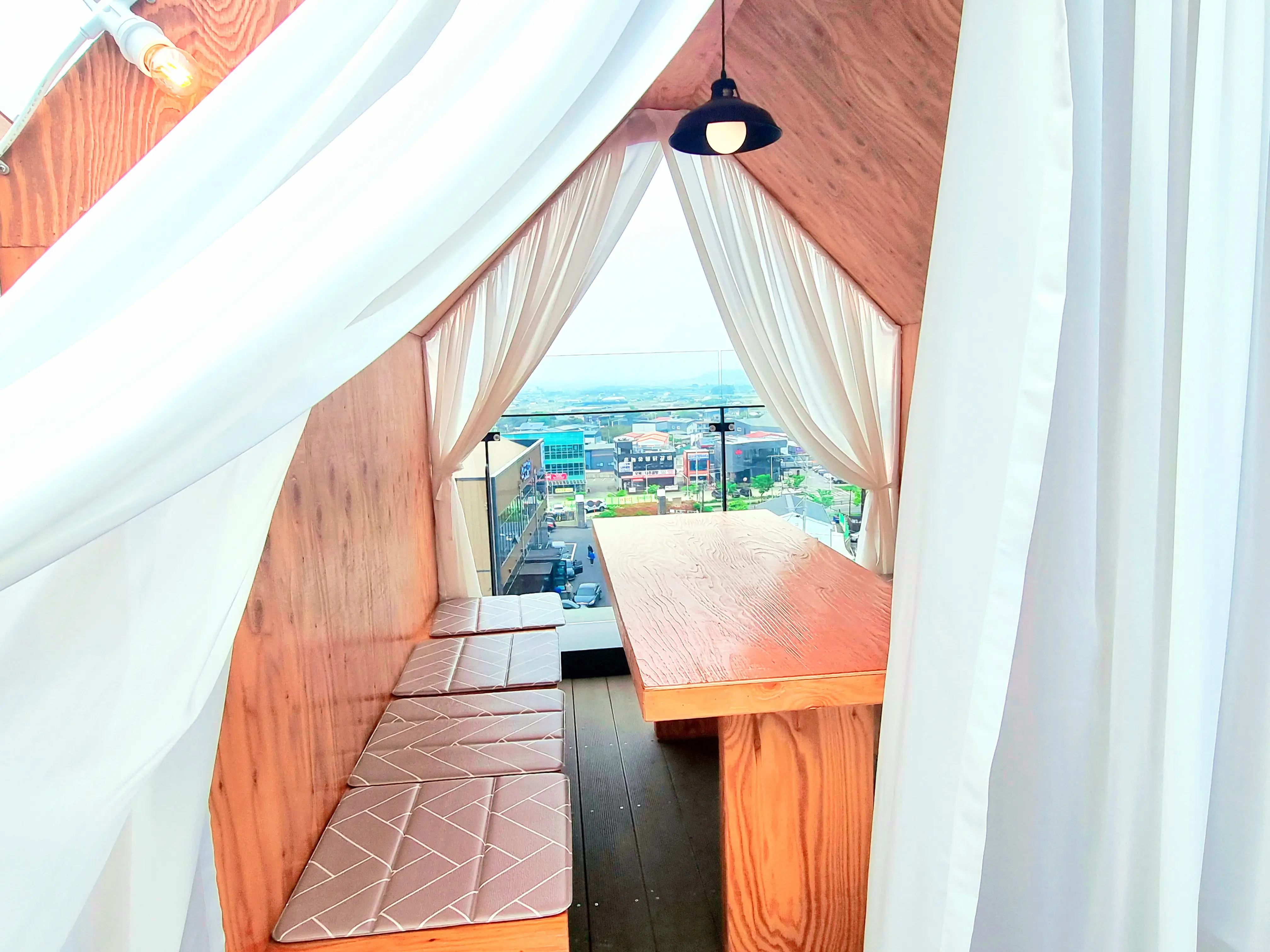 김포 라데아 카페: 깔끔한 감성과 야외 숲 정원의 편안함