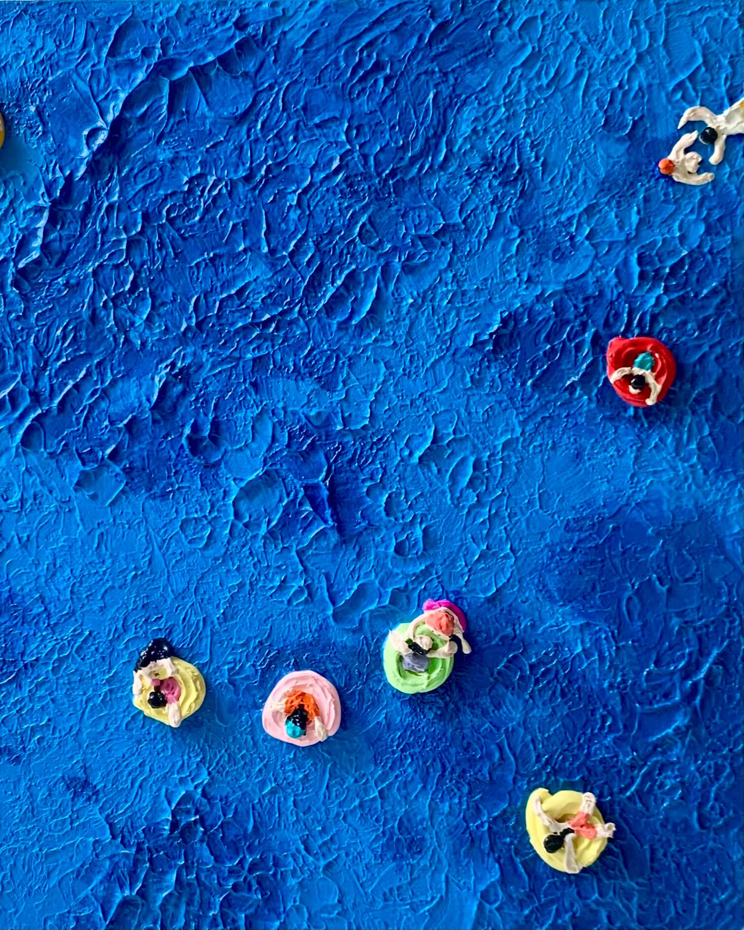 바다 표면과 부유하는 사람을 가까이서 찍은 사진