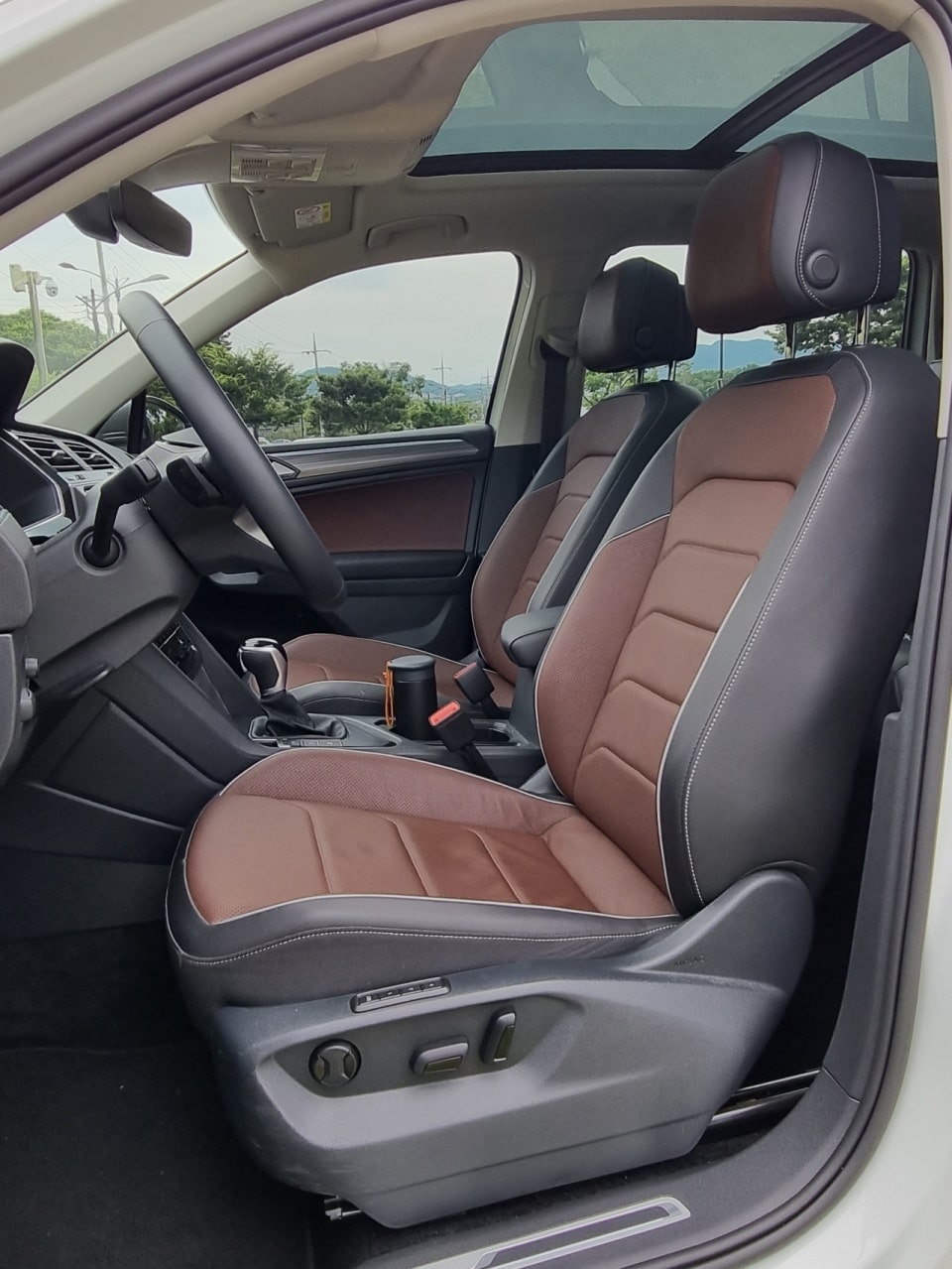 티구안 올스페이스의 운전석은 쿠션이 단단한데 운전하기 편했습니다.