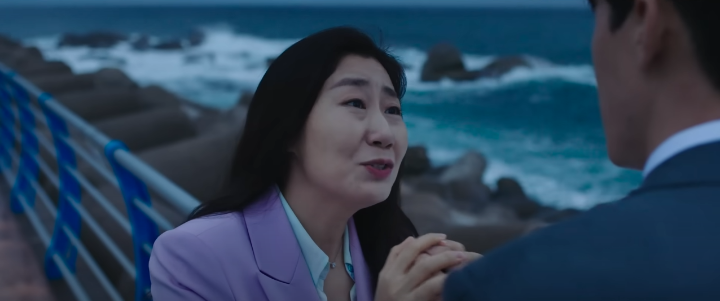 정직한후보2공식예고편스틸컷_김무열을향해손을잡고있는라미란