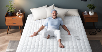 전기장판에 앉아 있는 남자