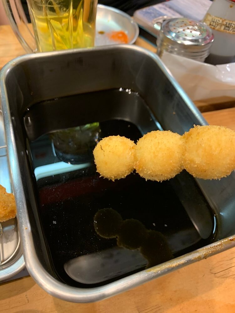 간장 통에 찍으려고 하는 꼬치