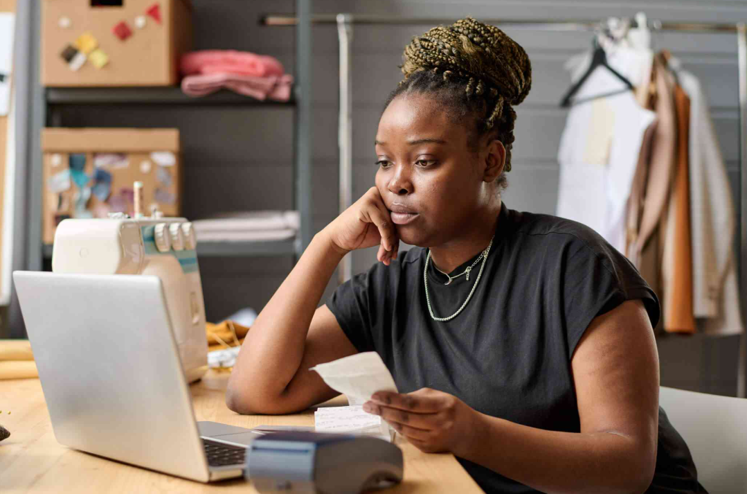 노후 준비로 고민하는 이미지
