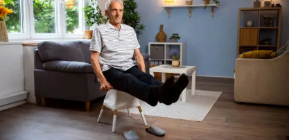 노인 의자 다리 올리기운동 이미지사진