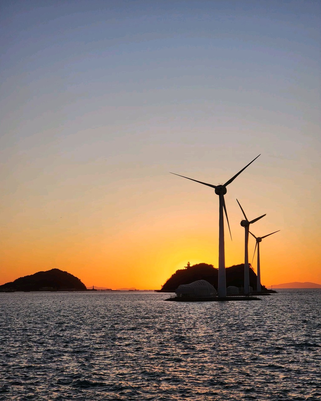 일몰때 탄도바닷길 등대 사진