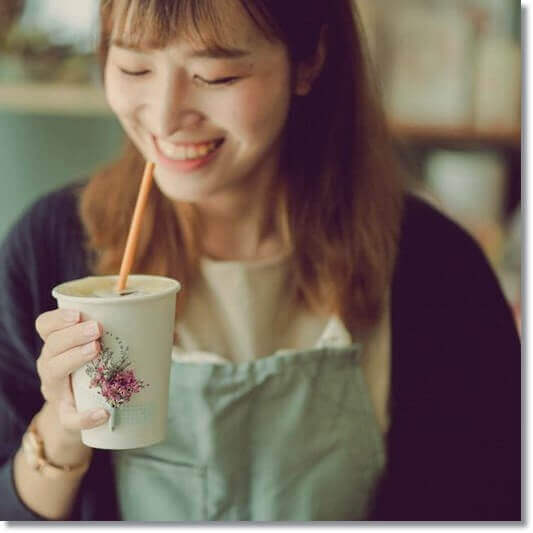 그린커피 좋아하는 여성