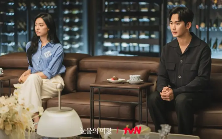 눈물의 여왕-
갈색 긴소파 왼쪽끝 파란셔츠 흰바지를 입은 김지원과 우측 맨끝 검은색 셔츠에 바지를 입은 현우가 앉아있는 모습