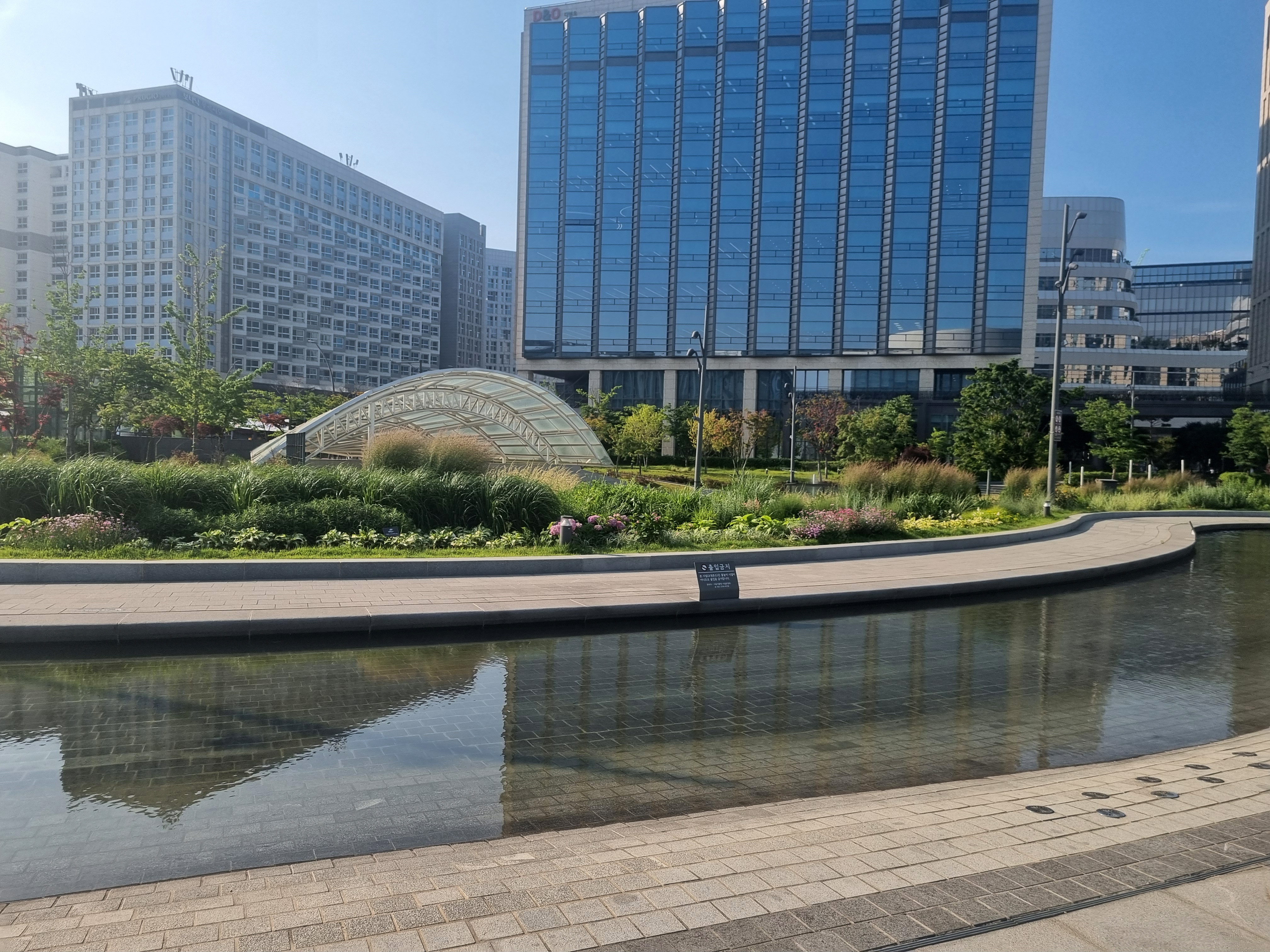 서울식물원 입구 쪽 냇가