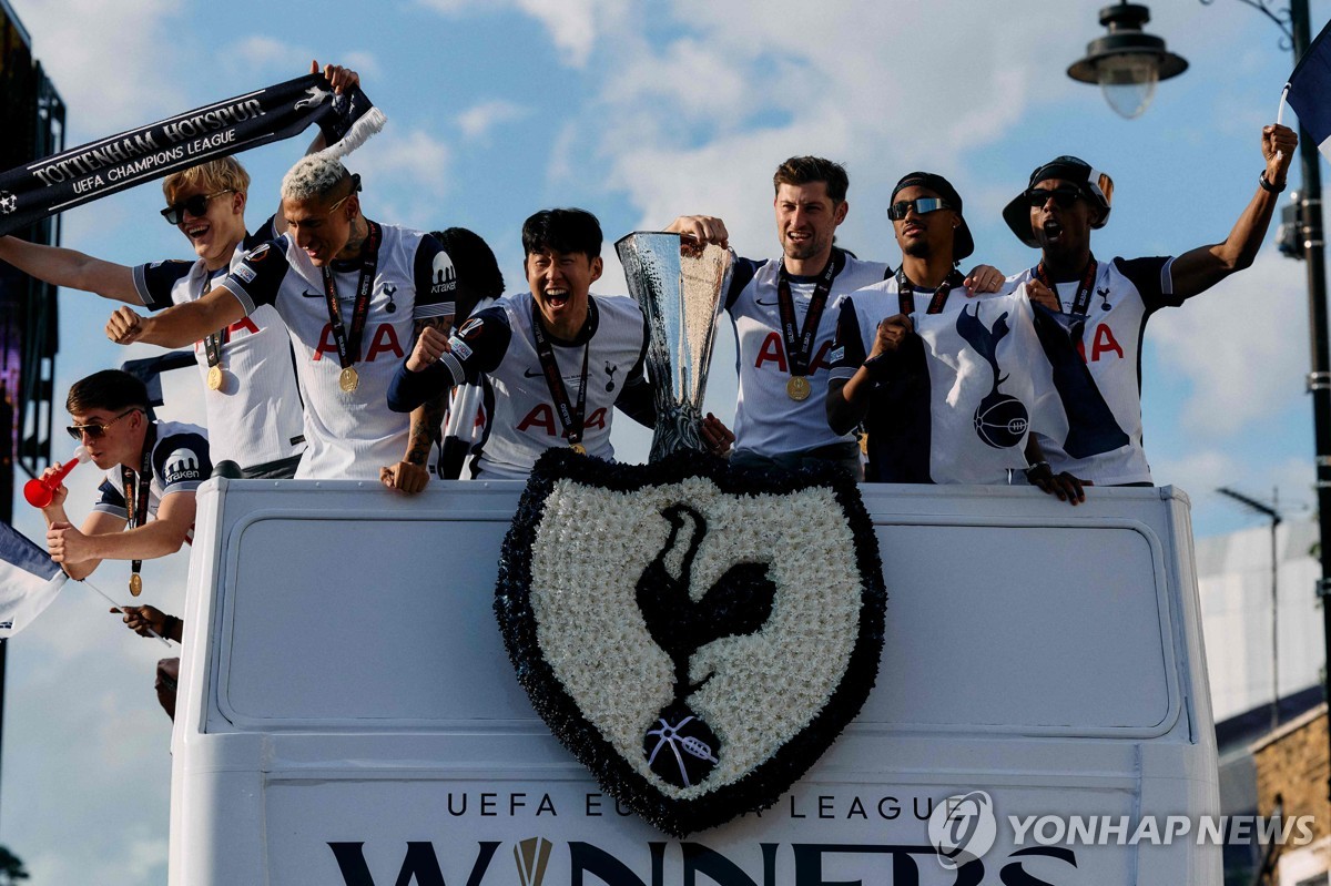 토트넘 유로파 우승 퍼레이드