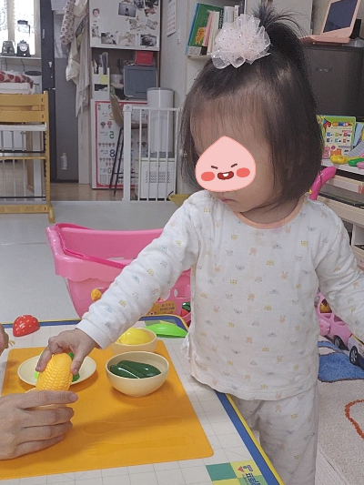 음식모형으로 상차리는 아기