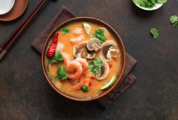 똠얌꿍 (Tom Yum Goong) – 새콤매콤 세계 3대 수프