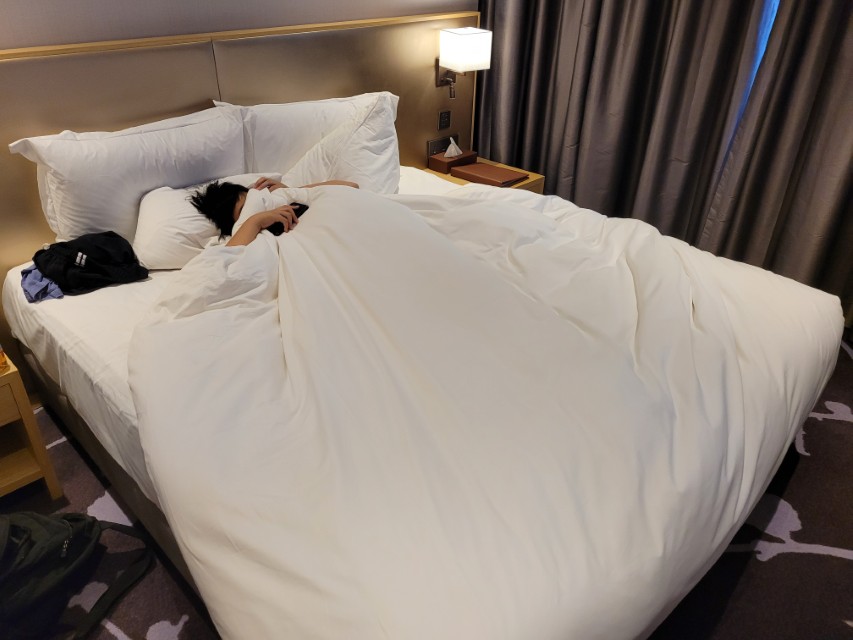 침실 내부와 조명 구조