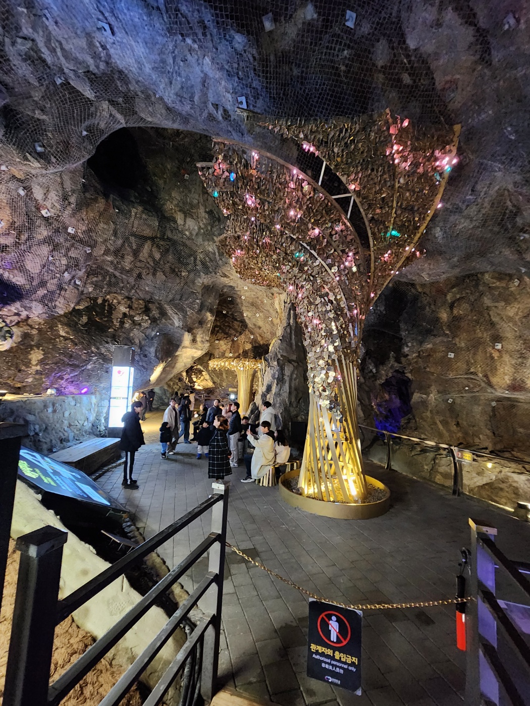 황금패가 걸려있는 전시물