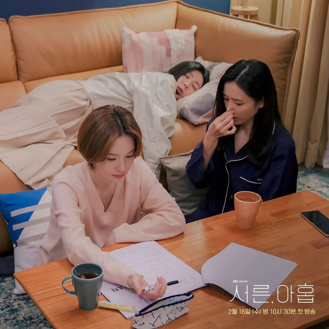 세친구 포장마차에서 케잌과 함께 소주를 마시는 모습