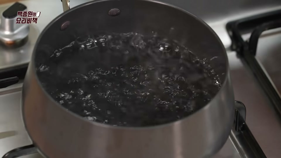 냄비에 물이 끓는 장면