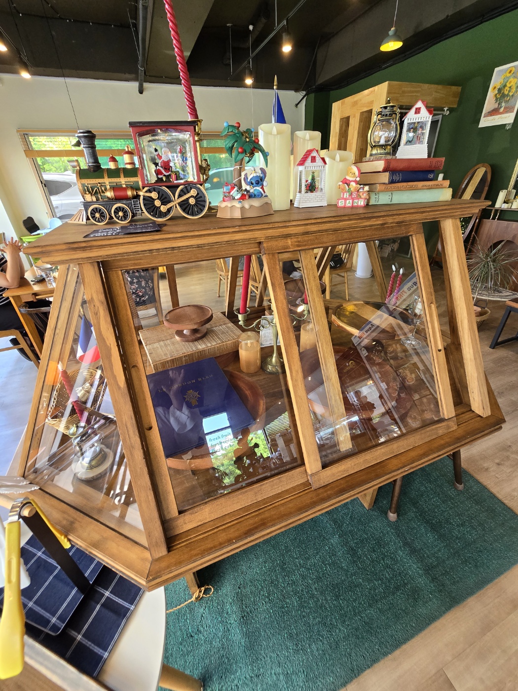 고은케이크의 앤티크한 인테리어에요 만들어지는 케이크가보관되는곳