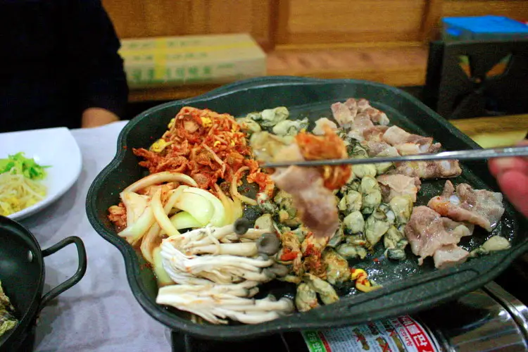 투데이 맛있는 메뉴 굴 삼합, 굴 어묵, 굴 탕수육, 석화찜, 항아리 물회 맛있는 식당 추천 통영 중앙시장 맛집