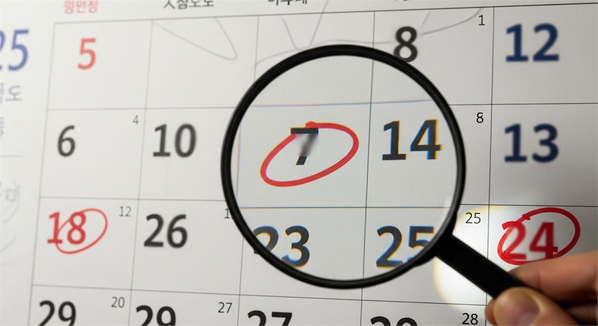 우편이나 팩스 청구를 상징적으로 보여주는 장면