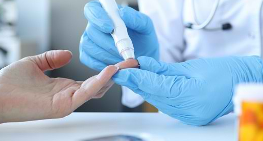 손가락-바늘-찌르는-의사와-환자