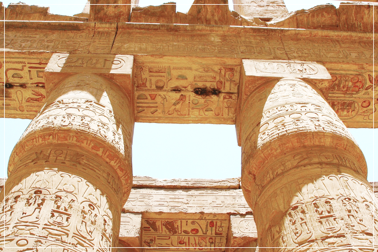 룩소르의 고대 건축물에 새겨진 상형문자들