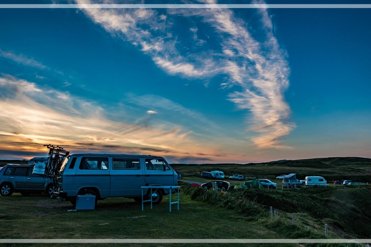 4050세대 요즘 트렌드 (골프, 주식, 캠핑) 관련 사진