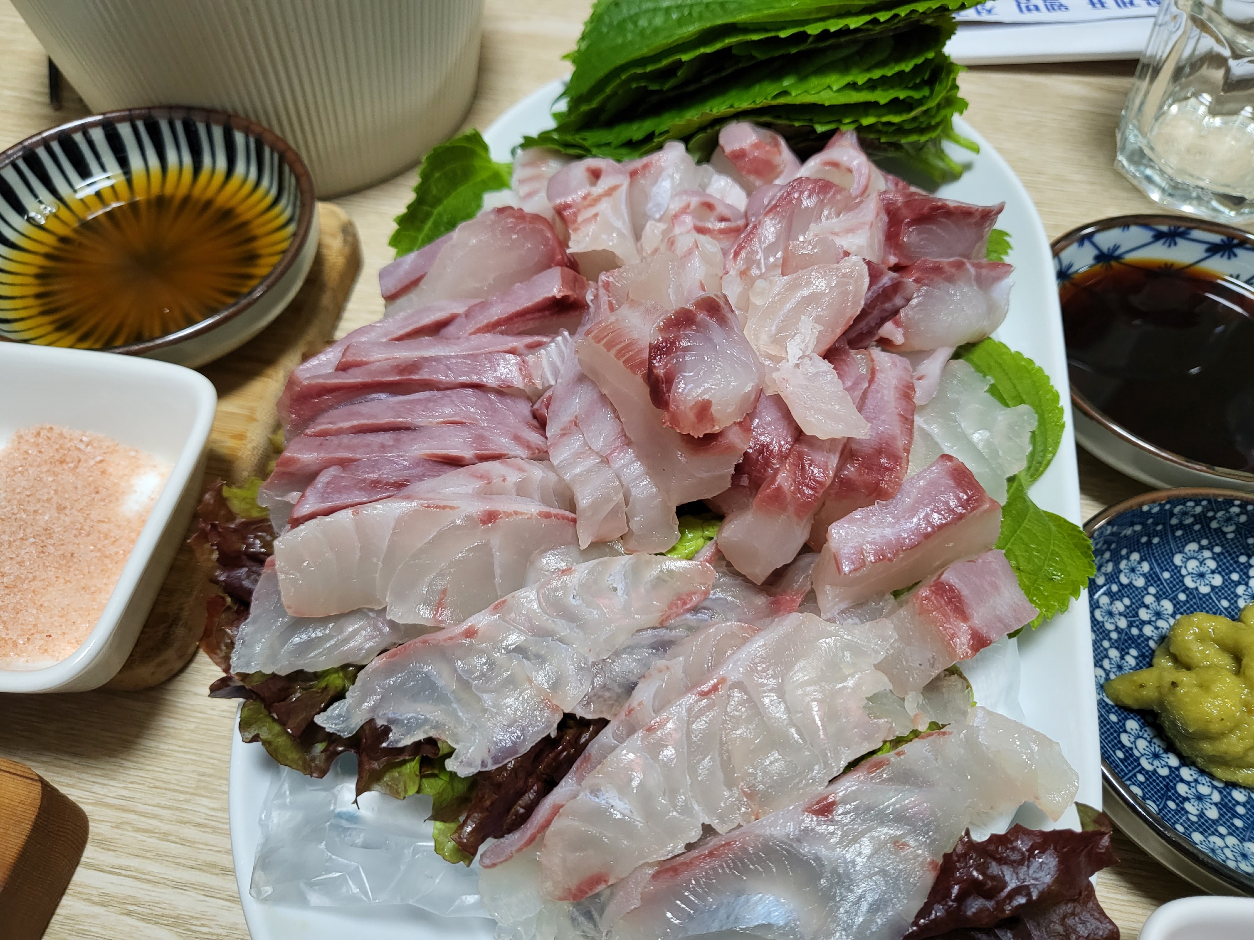 깻잎에다가 소금, 기름장, 와사비 등 총출동