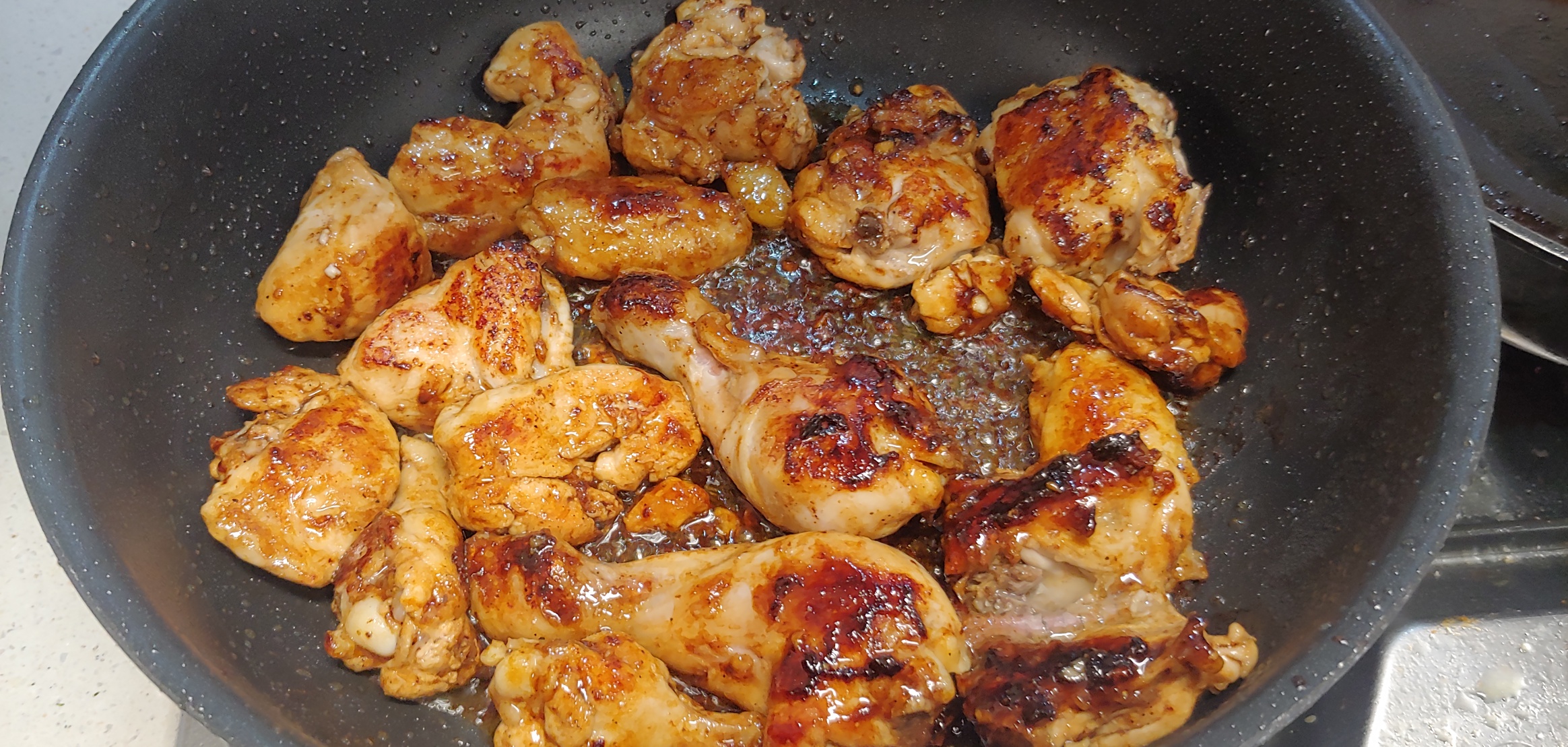 거 왠지 간장 치킨 같지않나요? 여기다 콜라 100ml부어서 쫄여주시면 진짜로 간장 치킨되요.