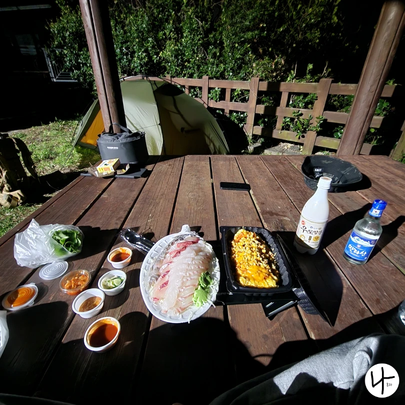 회-볶음밥-막걸리-소주로-구성된-저녁