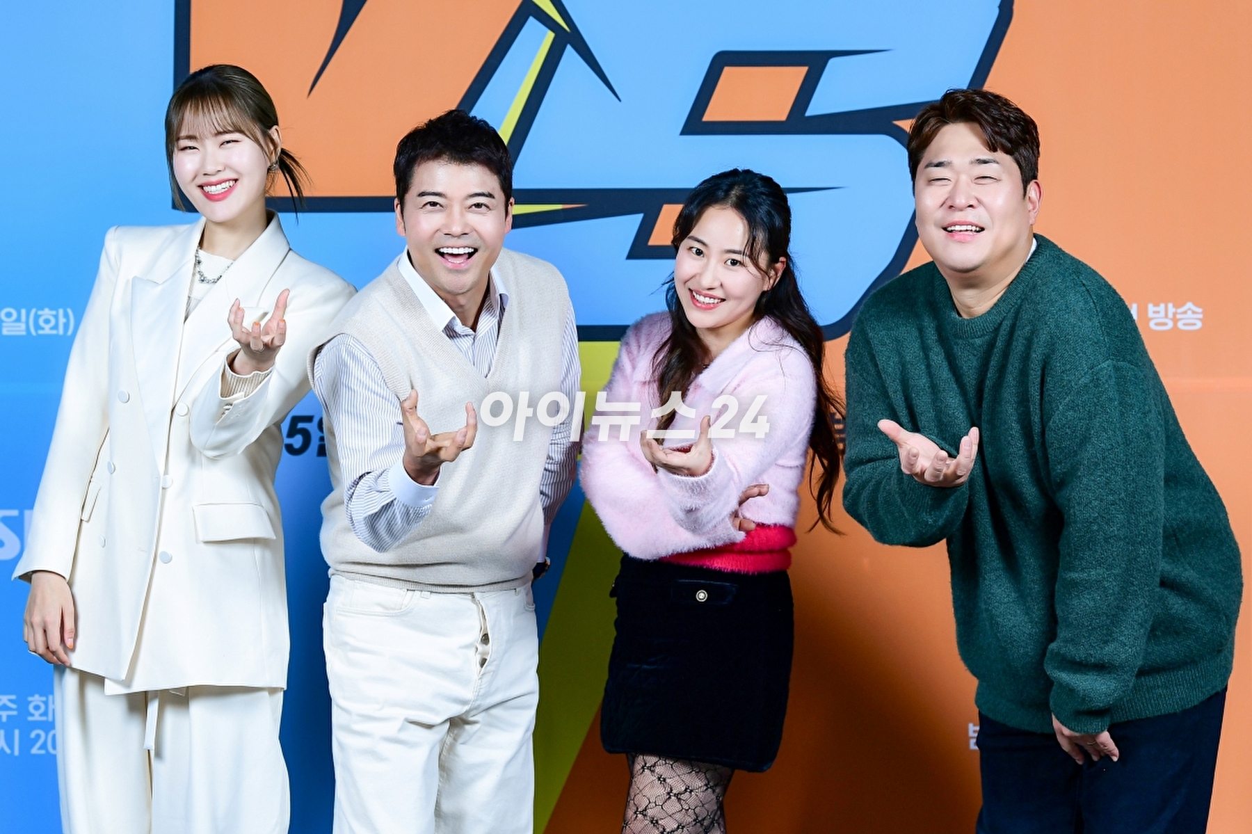(왼쪽부터) 엄지윤 전현무 조현아 문세윤이 SBS 새 토크쇼 &#39;강심장 VS&#39; 제작발표회에서 포즈를 취하고 있다. [사진=SBS]