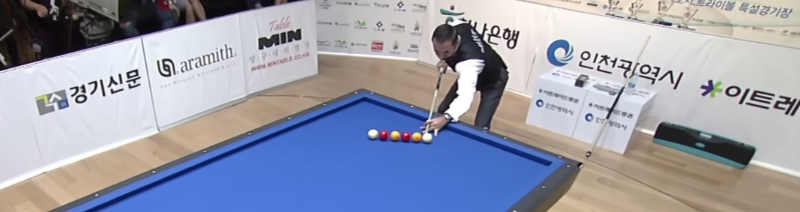 세미 세이기너 당구선수가 묘기당구를 선보이고 있는 장면 1