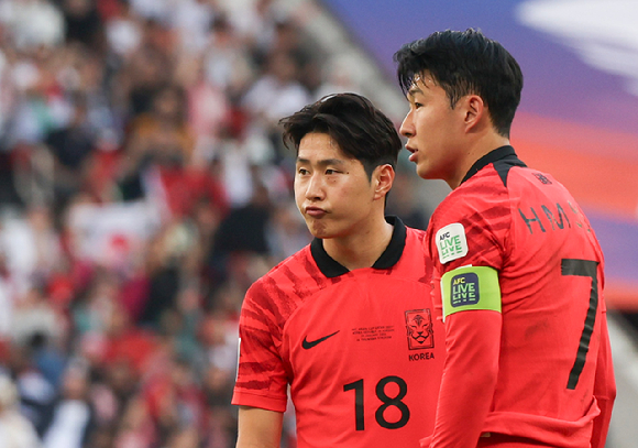 지난달 20일(현지시각) 카타르 도하 알투마마 스타디움에서 열린 아시아축구연맹(AFC) 2023 카타르 아시안컵 E조 조별예선 2차전 요르단과 대한민국의 경기&#44; 전반 손흥민과 이강인이 프리킥 준비를 하고 있다. [사진=뉴시스]