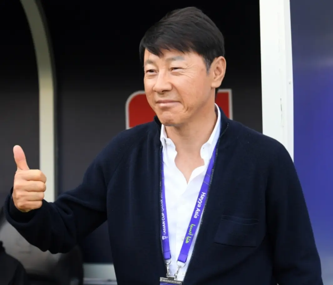 파리-축구그라운드 검은 가디건을 입고 엄지손가락을 든채 미소짓는 신태용