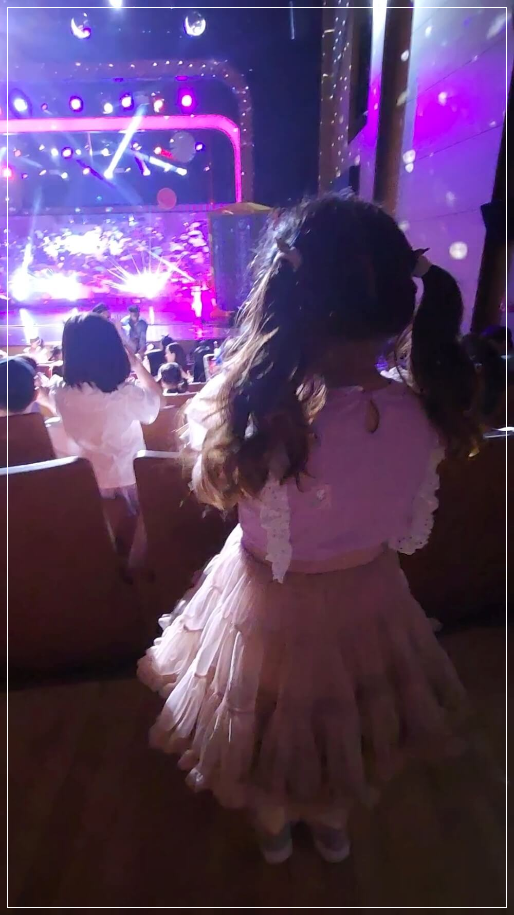 캐리-TV-콘서트-중-무대-앞에서-즐겁게-공연을-관람하는 -어린-소녀의-뒷모습