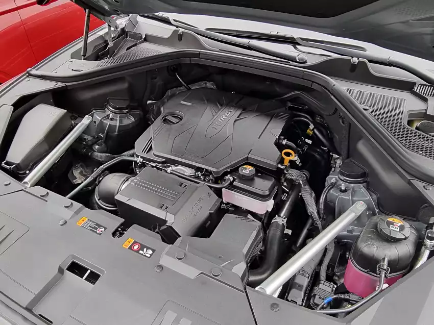 2024 GV80 2.5T의 엔진룸을 살펴봤습니다.