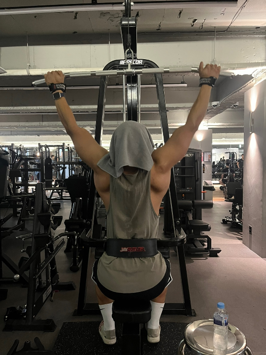 와이드 그립 랫풀다운 이완자세