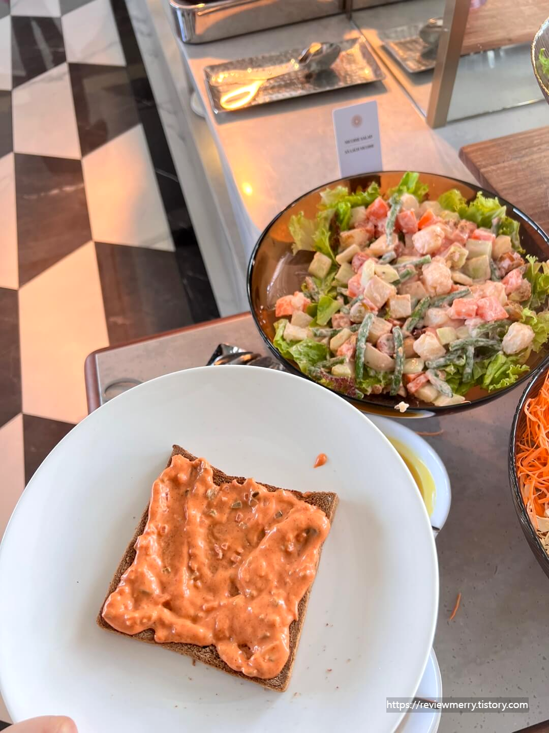 소스 바른 식빵