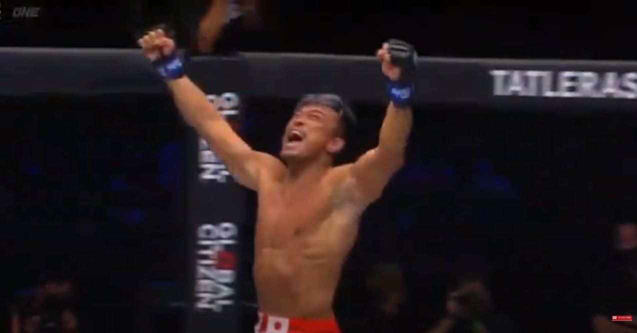 두 팔을 둘고 기뻐하는 추성훈