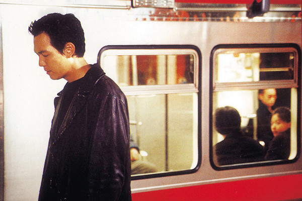 떠나는 지하철 옆에 서있는 성현