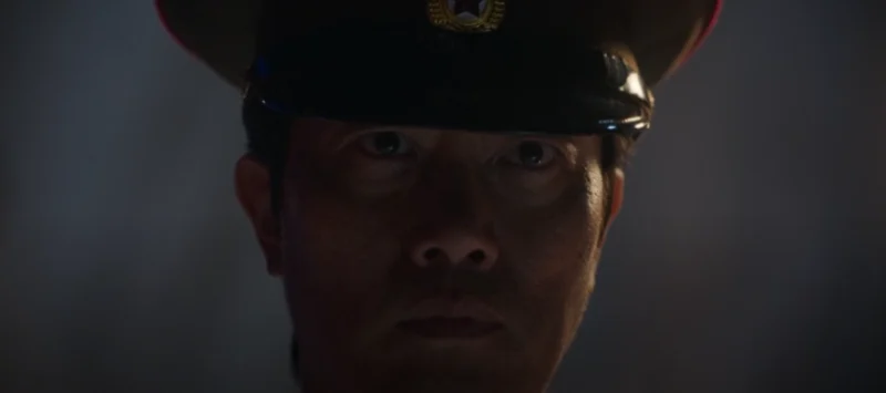 북한 정복에 군인 모자를 쓰고 있는 드라마 무빙의 김덕윤 캐릭터