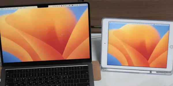 사이드카로 아이패드 6세대를 맥북에어의 보조모니터로 활용하는 모습