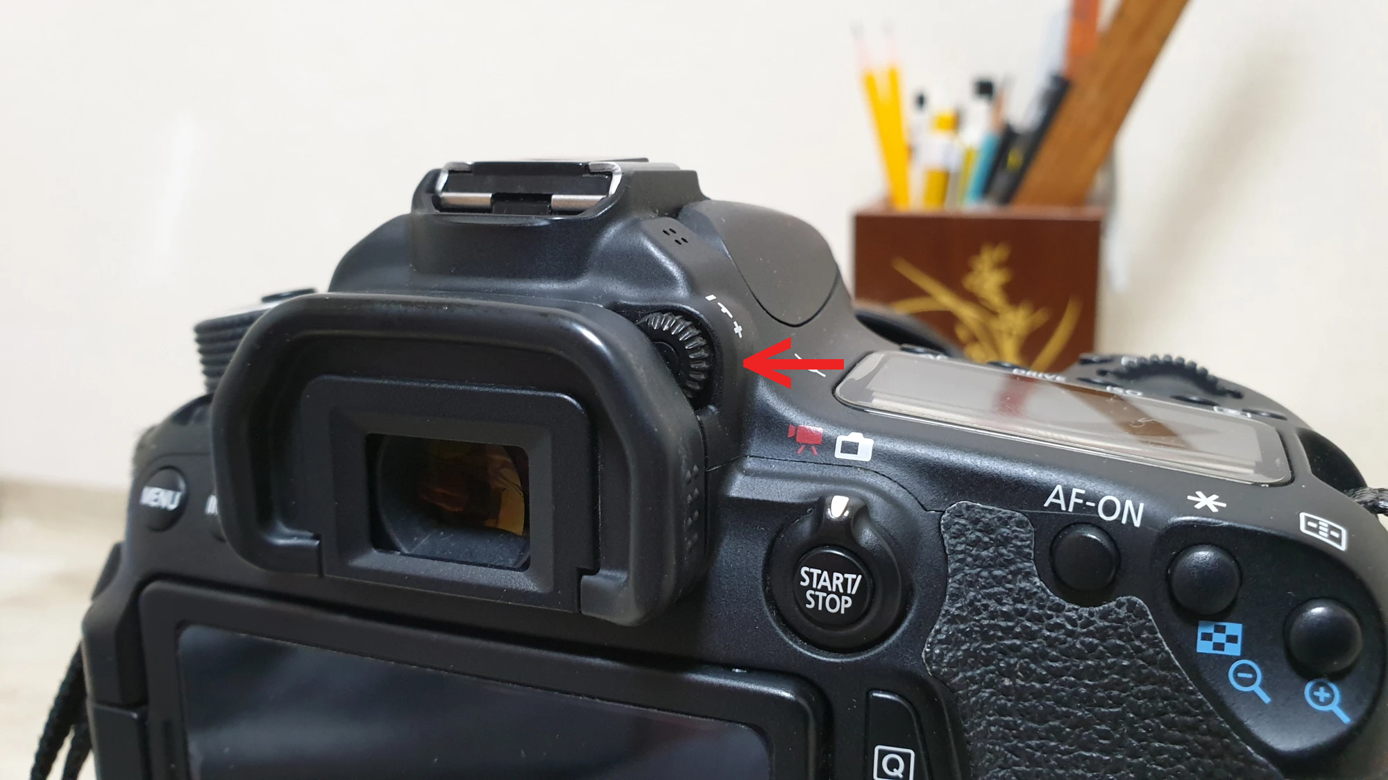 뷰파인더 초점 맞추는 다이얼