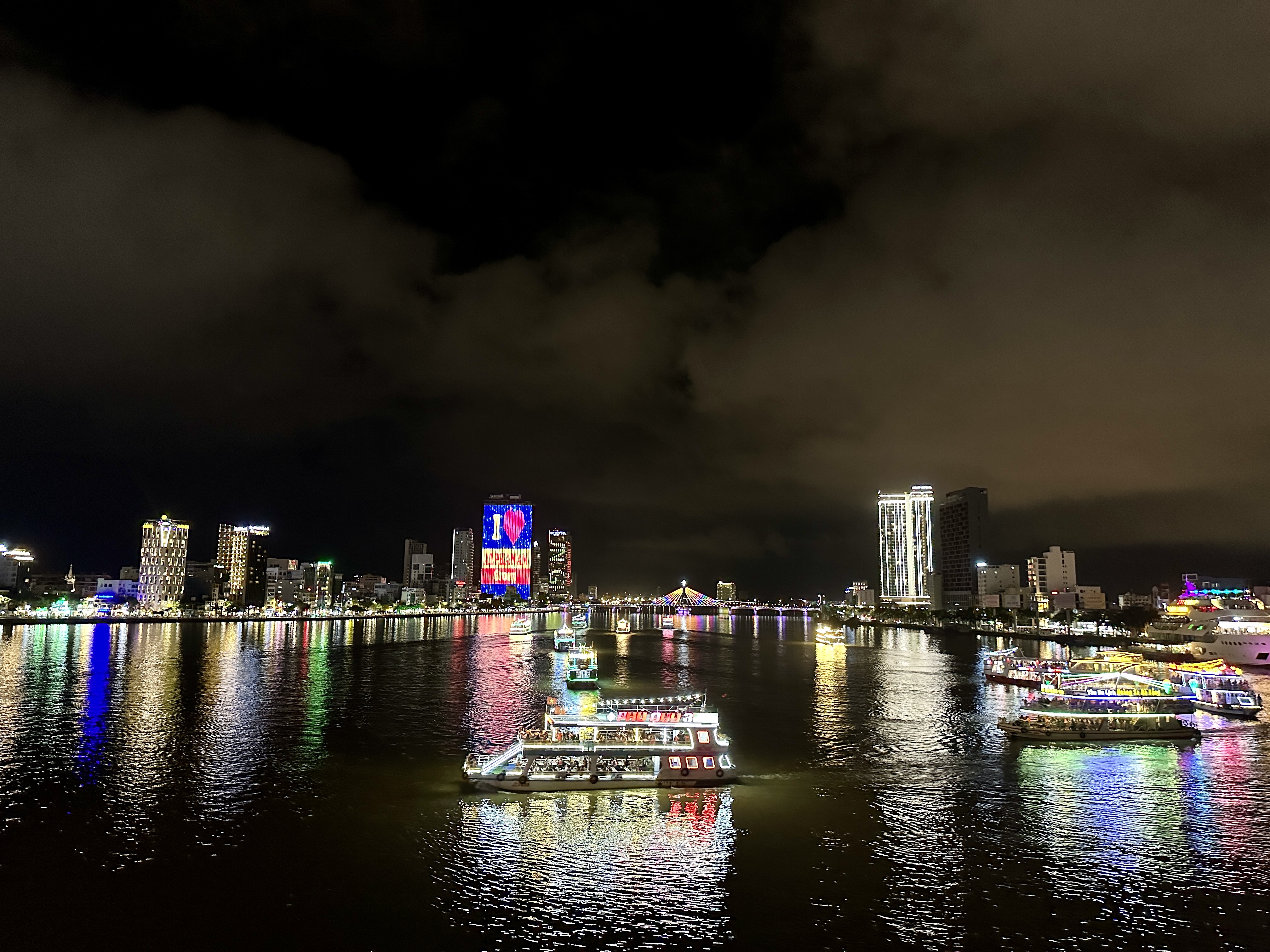 다낭 용다리 위에서 바라본 한강의 야경