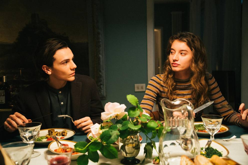 가족들이 밥을 먹는 모습