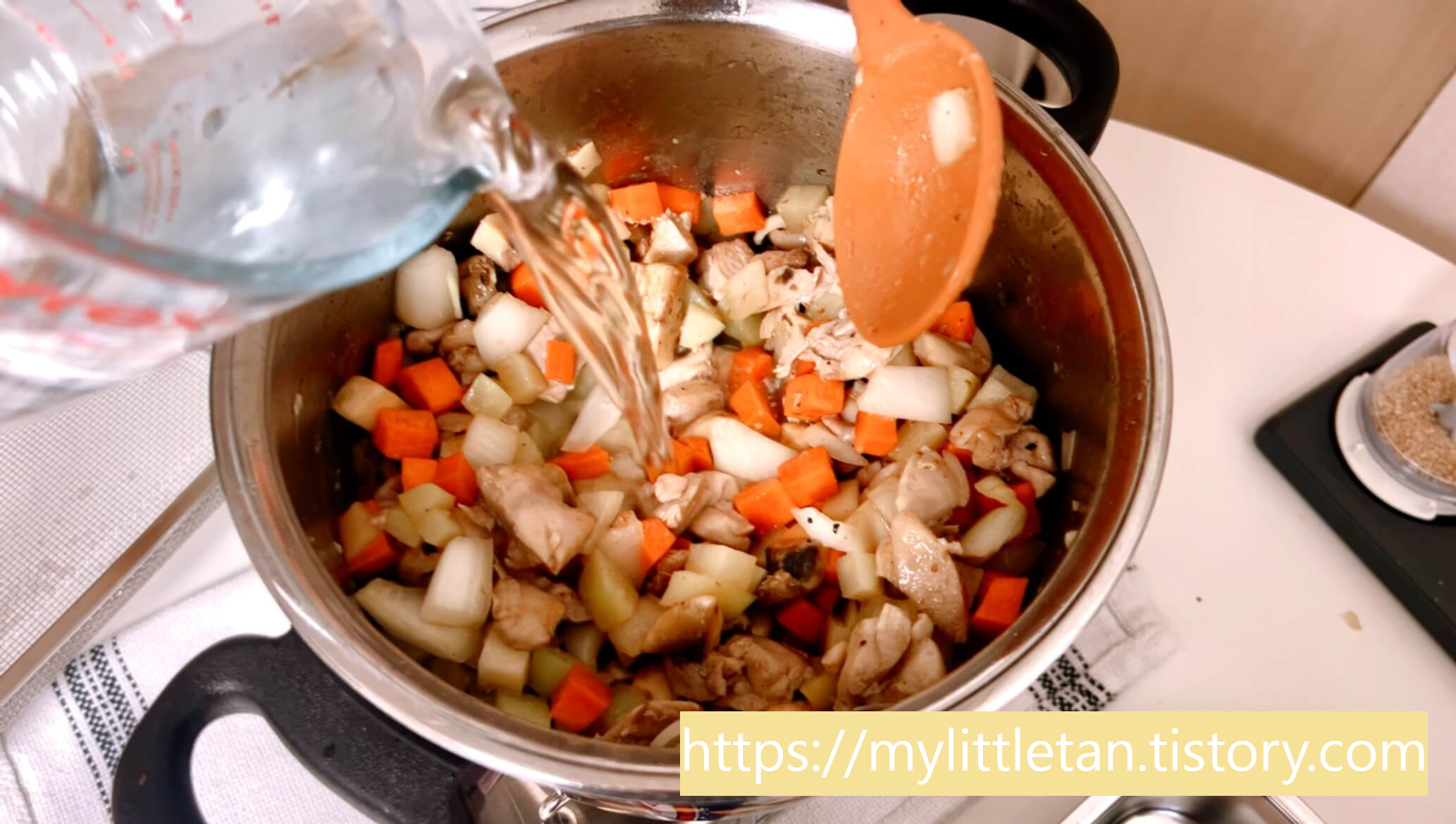 물을 넣어 줍니다.