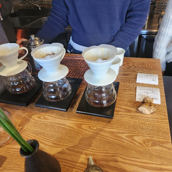 하리오 v60으로 추출 중인 바리스타