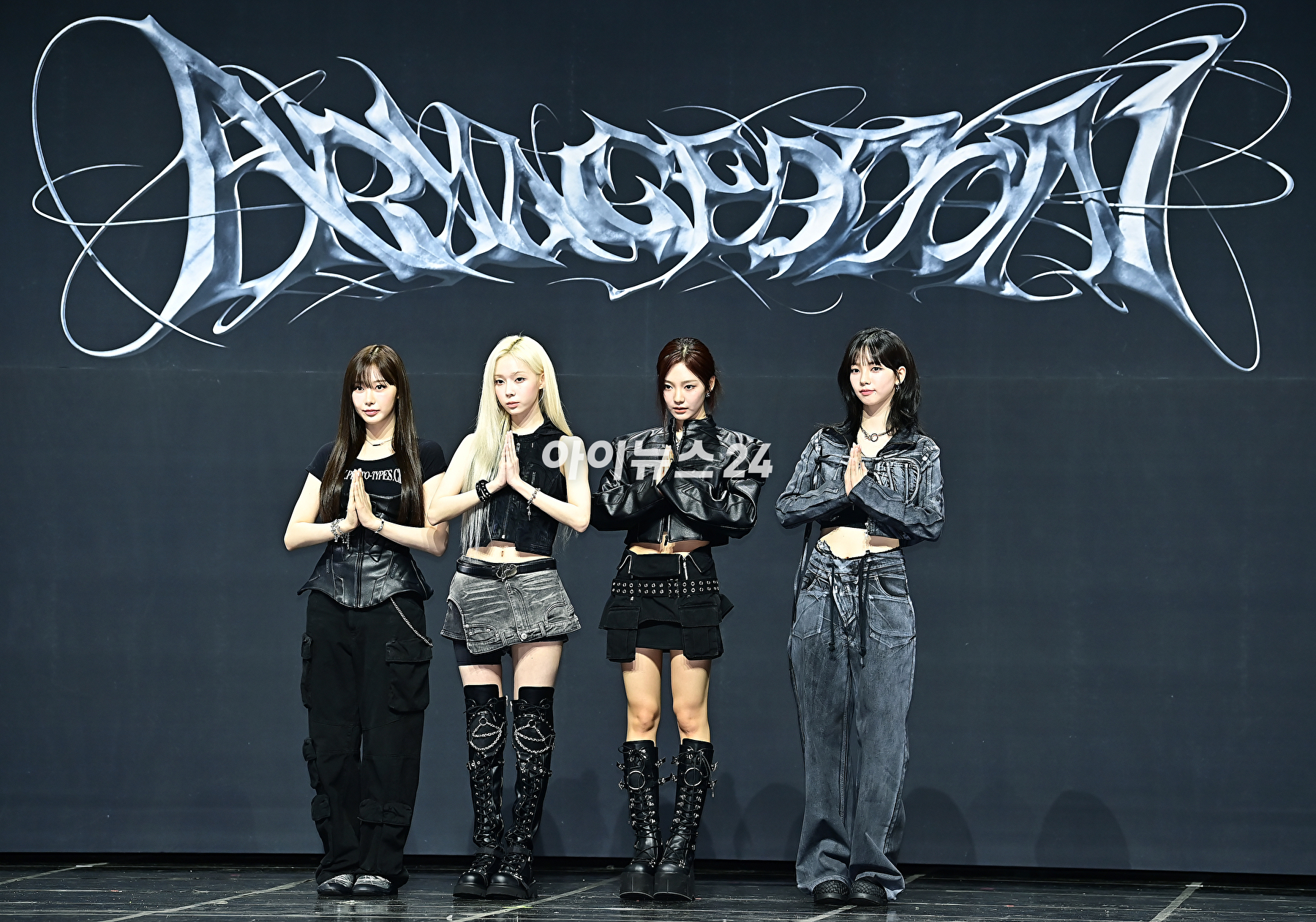 걸그룹 에스파(aespa)가 27일 서울 용산구 블루스퀘어에서 열린 첫 정규 앨범 아마겟돈(Armageddon) 발매 기념 쇼케이스에서 포토타임을 갖고 있다. [사진=곽영래 기자]