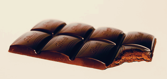 8개 조각이 있는 네모난 다크초콜릿이 있고 한쪽 귀퉁이는 먹고 사라진 상태이다.